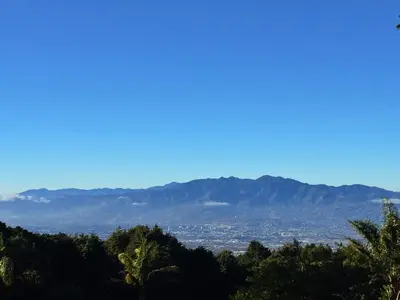 a view of a city with mountains in the background at Vistas del Conde in Heredia