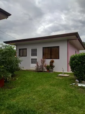 a small white house with a green yard at Casa la Fortuna 1 in Fortuna
