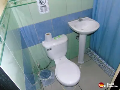 a bathroom with a toilet and a sink at Hotel El Descanso in San José