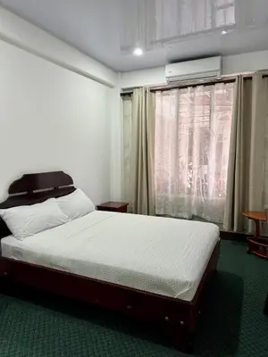 a bedroom with a bed and a window at Hotel Malinche in Quepos