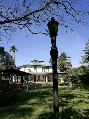 a street light in front of a building at Casa del Cafe-Familiar in Heredia