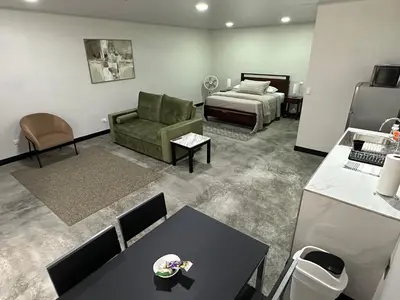 a living room with a couch and a bed at Casa del Cafe-Familiar in Heredia
