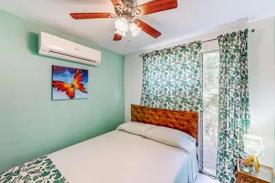 a bedroom with a bed and a ceiling fan at Nueva Villa Paraíso Four Villas in Lagunillas