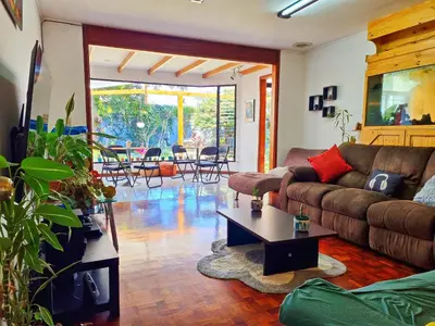 a living room with a couch and a table at Casa Jardin del Mango in San José