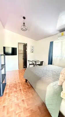 a bedroom with a bed and a table at Yellow House in Quepos