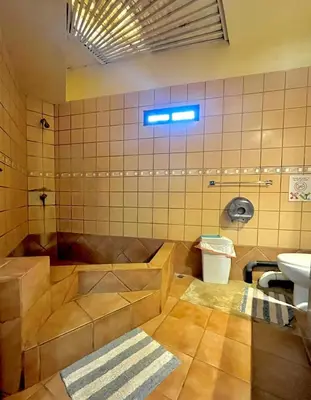a bathroom with a tub and a sink at Tamarindo Backpackers in Tamarindo