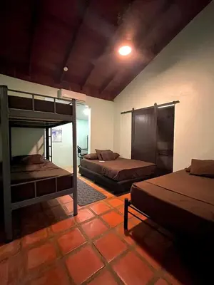 a room with two bunk beds in a room at Tamarindo Backpackers in Tamarindo
