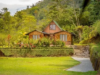 a house in the middle of a green yard at La Cima del Mundo in Chimirol
