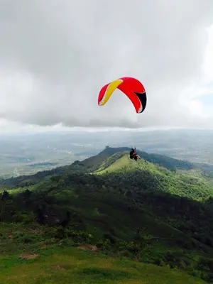 a person flying a kite on top of a hill at La Cima del Mundo in Chimirol