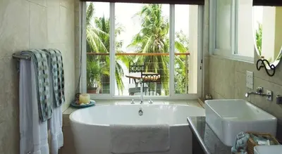 a bathroom with a tub and a sink and a window at Hotel La Gaviota Tropical in Playa Hermosa