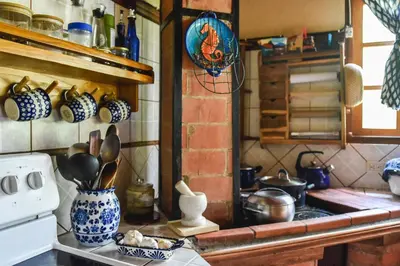 a kitchen with blue and white cups on the wall at Casa Cora Bed and Breakfast in Colonia Carmona
