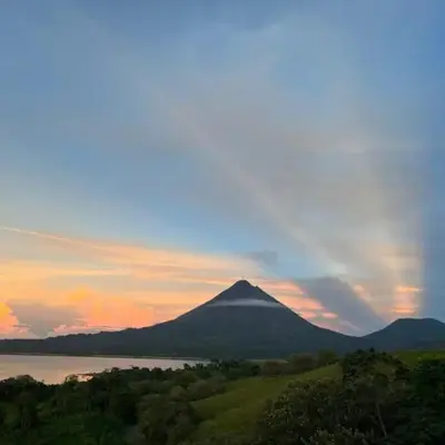 Pie In The Sky 3 Stunning Lake & Volcano Views!