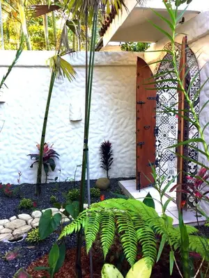 a garden with plants in front of a wall at Villas las Palmas in Fortuna