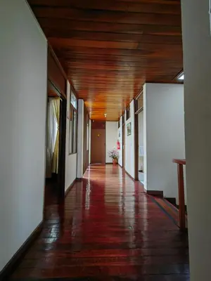 a hallway with a wooden ceiling and a long corridor at Hotel Casa Tago in Alajuela City