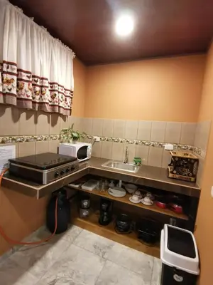a small kitchen with a sink and a microwave at Hotel Sueños de María in Uvita