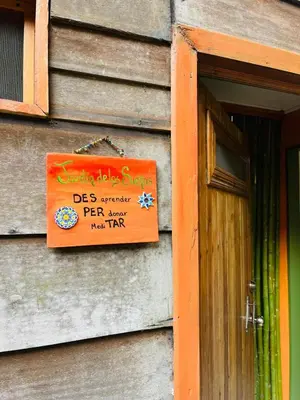 an orange sign on the side of a building at Apartamento ArteSAna - Jardín de la Diosa in Monteverde Costa Rica