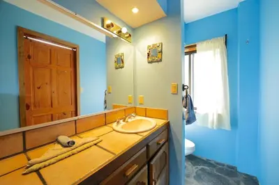 a bathroom with a sink and a mirror at Apartamento ArteSAna - Jardín de la Diosa in Monteverde Costa Rica