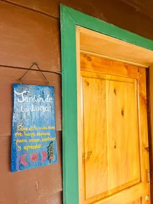 a sign is on the side of a building at Apartamento ArteSAna - Jardín de la Diosa in Monteverde Costa Rica