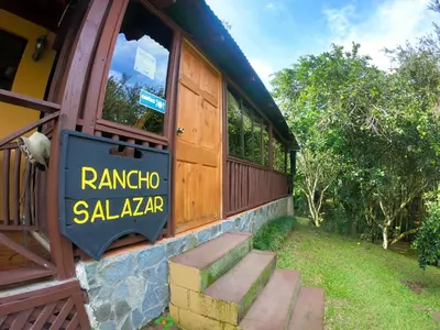 a sign on the side of a building at Hospedaje La Naciente in Turrialba