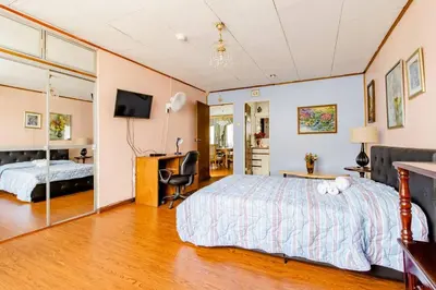 a bedroom with a bed and a desk at Vilma Friendly Guesthouse - RA in San José