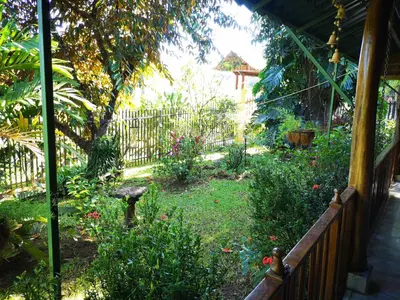 a backyard with a fence and a garden with flowers at Chalet Villa Vilma in San Mateo