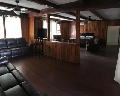 a living room with a couch and a television at Hotel Castillo in San José