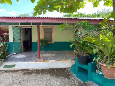 a small house with a green and blue facade at Coco verde in Coco