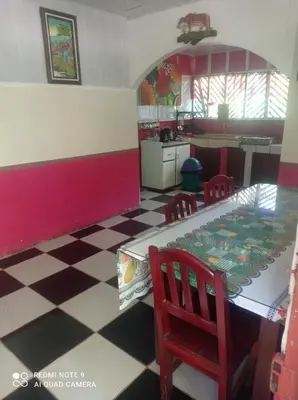 a kitchen with a table and chairs in a room at Coco verde in Coco