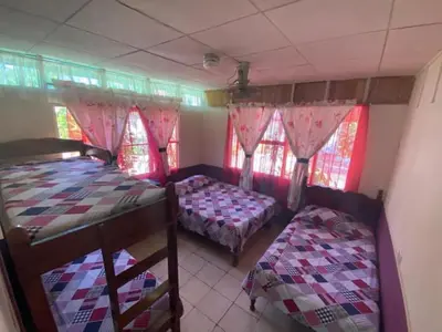 a bedroom with two beds and two windows at Coco verde in Coco