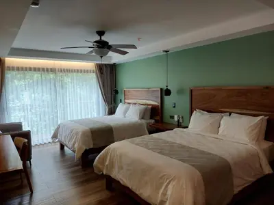a bedroom with two beds and a ceiling fan at Hotel Mi Linda Tierra in Quesada