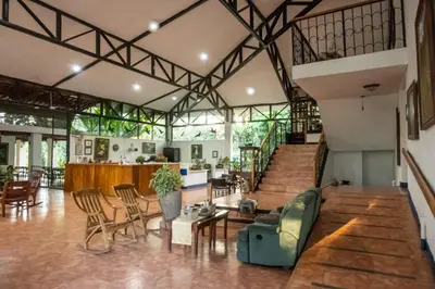 a living room with a couch and a table at Hotel Aeropuerto in Alajuela City