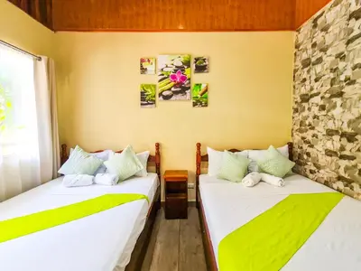 two beds sitting next to each other in a room at Cabinas Coco Alegre in Coco