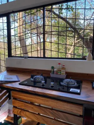 a kitchen counter with a stove in front of a window at Guesthouse Casa Avi Fauna in Ocotal