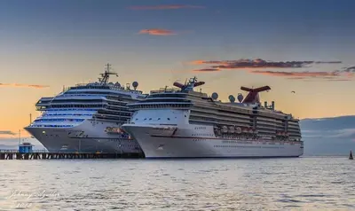 two cruise ships are docked at a dock at Ruiselares in Puntarenas