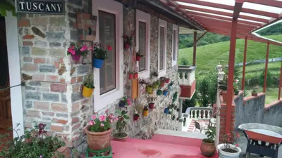 a house with plants on the side of it at Mountain Lodge CheTica in San Jerónimo