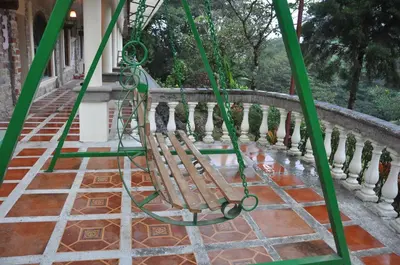 a bench on a porch of a house at Mountain Lodge CheTica in San Jerónimo