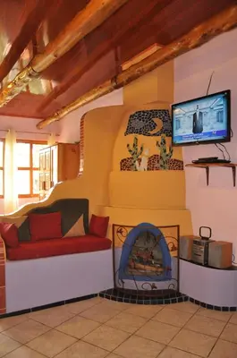a living room with a couch and a fireplace at Mountain Lodge CheTica in San Jerónimo