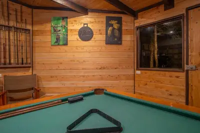 a pool table in a room in a cabin at Cabaña de montaña La Magnolia, Cerro de la Muerte De La Cañuela Cloud Forest in Tres de Junio