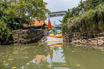 a group of boats in a body of water at Kayak Lodge in Damas