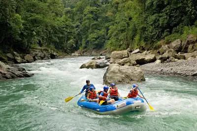 a group of people in a raft on a river at Pacuare Lodge by Böëna in Bajo Tigre