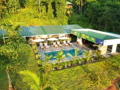 an aerial view of a house with a swimming pool at Junglebungalow in Platanillo