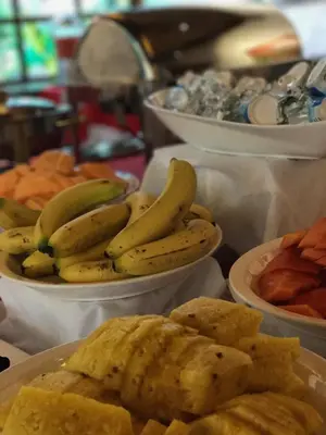 a table topped with bowls of bananas and crackers at Hotel Bougainvillea San José in Santo Domingo