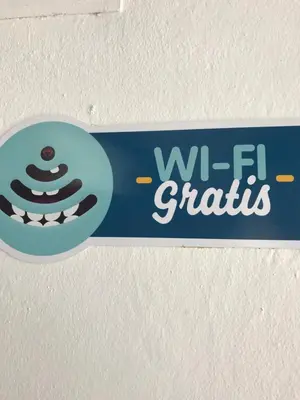 a sign that says wii gratis on a wall at Cabinas Yolymar in Puntarenas