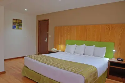 a bedroom with a large bed in a hotel room at Country Inn & Suites by Radisson, San Jose Aeropuerto, Costa Rica in San José