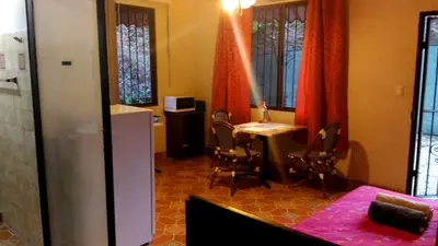 a kitchen with a table and chairs in a room at Casa La Guaria in Sámara