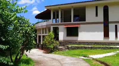 a house with a pathway in front of it at Casa La Guaria in Sámara
