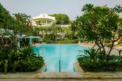 a large swimming pool in front of a building at Hotel Tamarindo Diria Beach Resort in Tamarindo