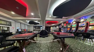 a casino with several slot machines and poker tables at Best Western Hotel & Casino Kamuk in Manuel Antonio