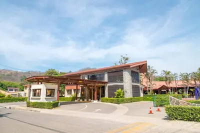 a building with a basketball court in front of it at Nacazcol Hotel y Villas in Coco