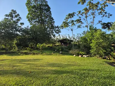 a large yard with a house in the background at Casas de Campo Las Pavitas Cottages 